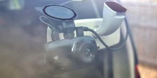 Cách cài đặt Camera hành trình trong ô tô của bạn